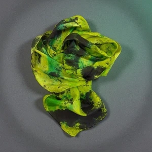 Bufanda para mujer verde con estampado tie dye 💯 de seda - Imagen 1 de 4