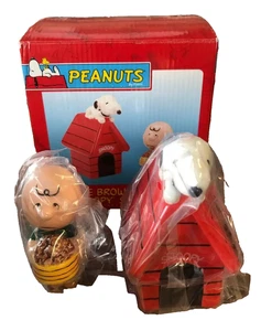 Saleros Peanuts Charlie Brown Feeds Snoopy Vandor - Imagen 1 de 4