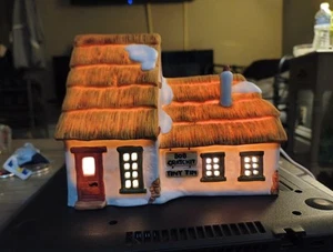 Vintage Dept 56 The Cottage of Bob Cratchit And Tiny Tim Dickens Village Series - Picture 1 of 4