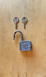 VINTAGE MASTER LOCK CO. No. 77 LION HEAD PADLOCK WITH 2 KEYS No. 5737 - Picture 1 of 3