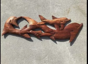 TARGA ARTE PARETE 20" DELFINI & AMICI LEGNO DI PINO NATURALE DA APPENDERE PATIO ARREDAMENTO CASA - Foto 1 di 1