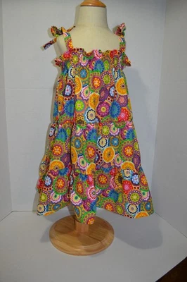Vestido giratorio para niñas pequeñas patrón talla 5T en un colorido patrón de calidescopio Foto 1 de 4