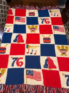 Vintage Handgestrickte Afghan Decke 1976 Bicentennial Rot Weiß Blau Decke 44x50 - Bild 1 von 13