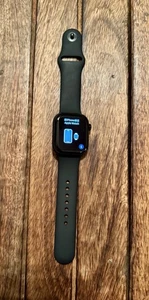 Apple Watch Series 10 - Boîtier en aluminium 42 mm - GPS + LTE (Bluetooth uniquement) - Noir - Photo 1 sur 12