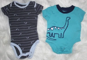 Carters Child of Mine Juego de Dos Onsies Talla 0-3 Mo Dinosaurio Verde Gris Usado en Excelente Condición - Imagen 1 de 5