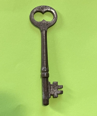 ANTIQUE VINTAGE CORBINDT C19 IRON MORTISE LOCK SKELETON KEY Cover