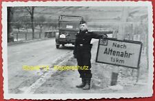 Foto Panzersoldat vor Ortstafel Altenahr Rheinland-Pfalz wk2 Wehrmacht Portrait