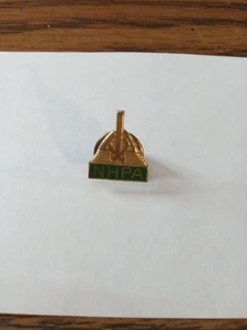 Vintage National Horseshoe Pitching Association NHPA Lapel Pin Pitchers - Picture 1 of 3