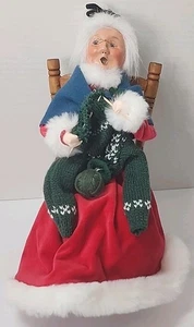 Byers Choice Weihnachtspullover rot Mrs. Claus Strick im Schaukelstuhl - Bild 1 von 17