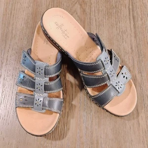 Clarks Women's size 8.5 Leisa Spring Sandals Navy Blue Strappy Boho - Picture 1 of 17