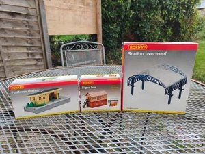 Hornby R510 platform shelter stadion over-roof signal box for OO gauge - Picture 1 of 17