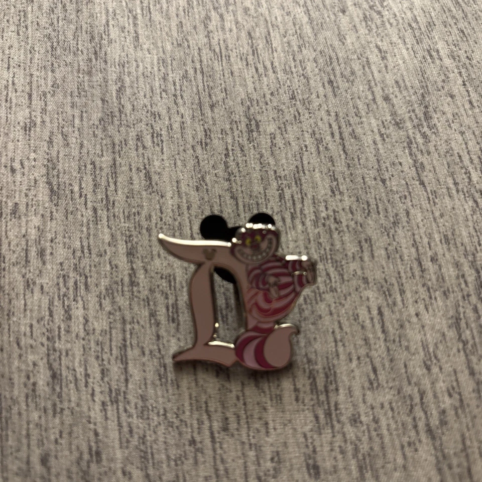 Prendedor DL Cheshire Cat D Alicia País de las Maravillas Disneyland Cast Hidden Mickey Disney 2019 Foto 1 de 2