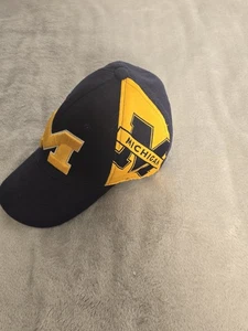 Cappello Wolverines University of Michigan Top of the World Berretto aderente Navy/Giallo M - Foto 1 di 6