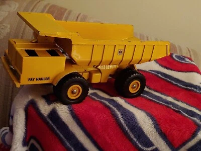 PAY HAULER COSECHADORA INTERNACIONAL 11" DE LONGITUD, AMARILLO SOL, PALANCA DE VOLTEO MANUAL Foto 1 de 4