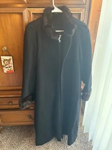 Marvin Richard’s trench coat. Real fur on the collar and sleeves. - Picture 1 of 5