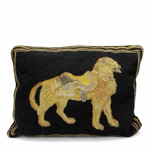 Almohada rectangular Needlepoint Petit Point Carrusel León Perro 12x16 - Imagen 1 de 13