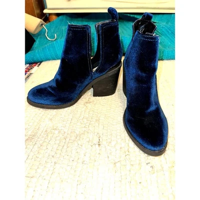 BOTAS DE TORNOZELO STEVE MADDEN AZUL VELUDO SALTO EMPILHADO 8 - Imagem 1 de 4