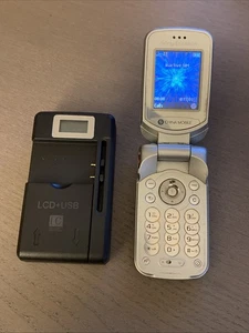 Téléphone à clapet vintage Sony Ericsson W300 avec chargeur universel débloqué rétro - Photo 1 sur 5