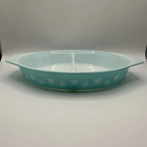 Vintage Pyrex 1 1/2 Qt Divided Turquoise Snowflake Casserole Dish - Picture 1 of 12