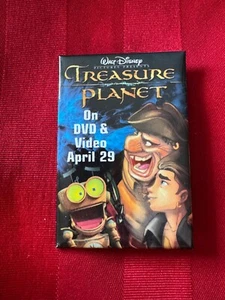 Vtg BlockBuster Disney Treasure Planet Video Pinback Button Promo Ad - Foto 1 di 5