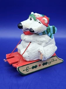 Figura de colección 1985 Hallmark Merry Miniatures Navidad 2" POLAR BEARS ON SLED - Imagen 1 de 7