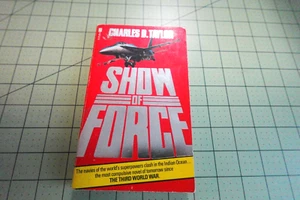 SHOW OF FORCE BY CHARLES D. TAYLOR  1981 VINTAGE FUTURA UK MILITARY FICTION - Picture 1 of 3
