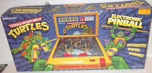 SELTEN 1990 Ninja Turtles Tischplatte elektronisches Flipperspiel (Helmspielzeug) VERSIEGELT NEU - Bild 1 von 3
