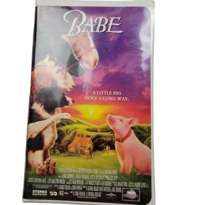 Babe: Pig in the City (VHS, 1999) - Clamshell Case - Family Movie - Foto 1 di 5