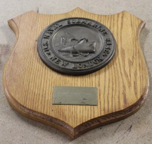 U.S. MARINE U-BOOT BASIS NEW LONDON CONN MESSING PLAKETTE HOLZSCHILD RÜCKSEITE - Bild 1 von 4