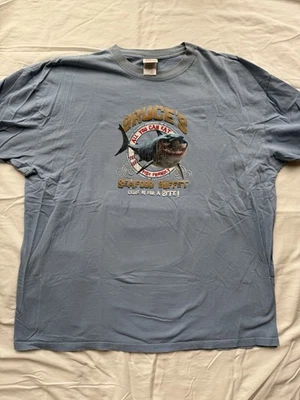 Camisa Buffett Disney Finding Nemo Bruce's Seafood tamanho adulto XXLarge (B24) - Imagem 1 de 3
