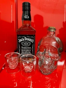 1 x Jack Daniels 0,5 Liter + 2 x Totenkopf Shotglas + 1 x Totenkopf Dekanter - Bild 1 von 1
