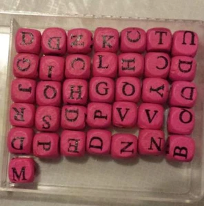 Perline legno fucsia con lettere - Foto 1 di 1