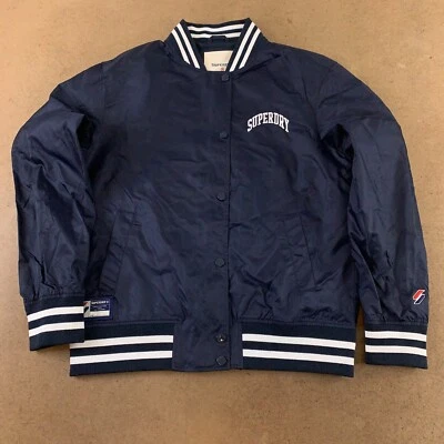 Superdry Mujer Talla Mediana Azul Marino Snap Front Chaqueta Universitaria Clásica Nueva Foto 1 de 4
