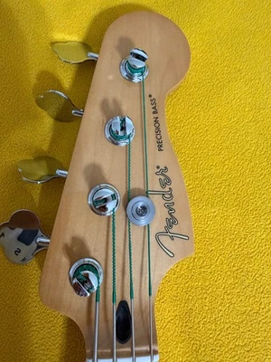Bajo de precisión activo modificado Fender Player II usado - amarillo sol Foto 1 de 4