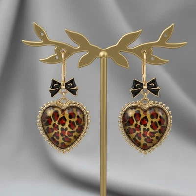 Pendientes colgantes Betsey Johnson corazón leopardo - tono dorado con acento de lazo Foto 1 de 4