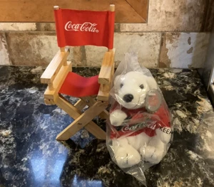 NEU mit Etikett Coca Cola 1997 PLÜSCH EISBÄR 5,5" in '98 Coke HOLZ REGIESTUHL - Bild 1 von 12