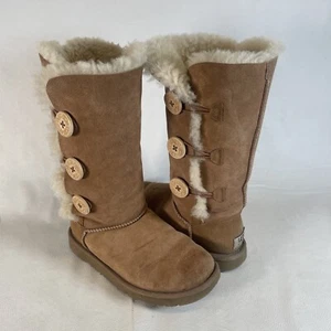 Stivali invernali UGG Bailey Button Triplet alti marroni scamosciati foderati in shearling taglia 6 punti - Foto 1 di 11