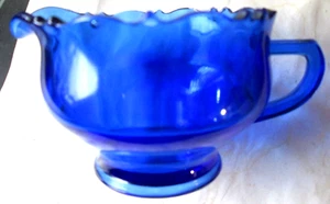 CREMA DE VIDRIO EN RELIEVE AZUL COBALTO DE COLECCIÓN CON VOLANTES BASE SUPERIOR CON PATAS, USADA - Imagen 1 de 6