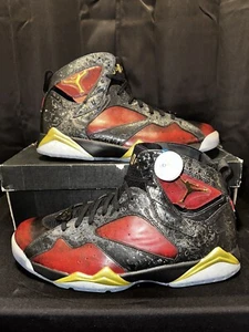 Jordan 7 Retro Doernbecher Campione Taglia 13 2016 Cardinal Olive Nuovo - Foto 1 di 12
