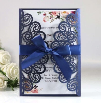 Tarjeta de invitación de negocios de boda con diseño de flor de pavo real cortada con láser con sobres Foto 1 de 4