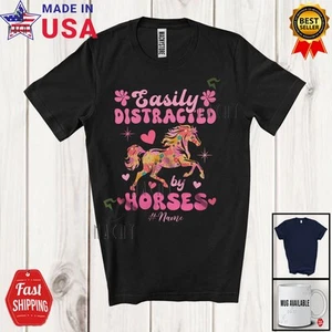 Groovy Distracted By Horses; Adorable Nombre Personalizado Flores Florales; Camiseta de Granjero - Imagen 1 de 7