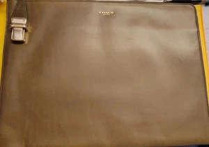 Coach 63716 dunkelolivgrün elegantes Leder Biesen Portfolio mit Taschen neu mit Etikett - Bild 1 von 15