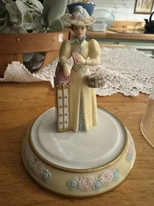 Avon 2002 President’s Club Mrs. Albee Award Sammlerstück Porzellan Figur - Bild 1 von 8