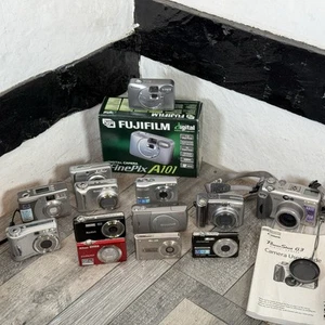 Lotto 13 fotocamere digitali compatte assortite Olympus Nikon Sony Canon Fujifilm lavoro - Foto 1 di 21
