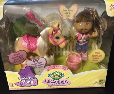 Raro Cabbage Patch Niños Muñeca Lil Sprouts & Sparkle Fiesta Pony Nuevo en Caja Emily Shirley Foto 1 de 4