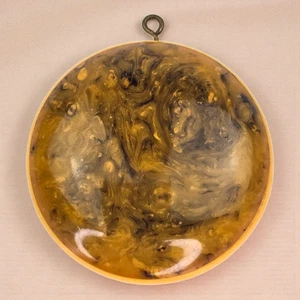 Vintage großer gelber Butterscotch marmorierter doppelseitiger Bakelit Anhänger Unikat  - Bild 1 von 6