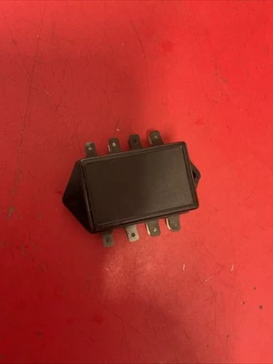 MG MGB  MGC ROADSTER OR GT  CAR 4 FUSE FUSE BOX AND LID   LUCAS 37552 43/72 - Image 1 of 4