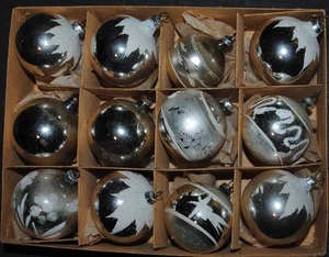 alter Christbaumschmuck aus Glas, zwölf silberne Kugeln, bemalt - Picture 1 of 1