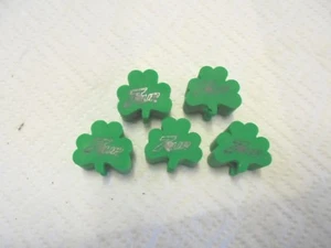 Gruppe von 5 grünen Kleeblatt geformten Bleistift Radiergummis 7up Soda Dot Logo Soda Kleeblatt - Bild 1 von 9