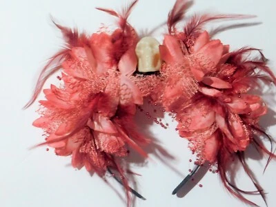 Calavera de Claire con flores malva y granate, plumas y boina de cinta de malla Foto 1 de 2